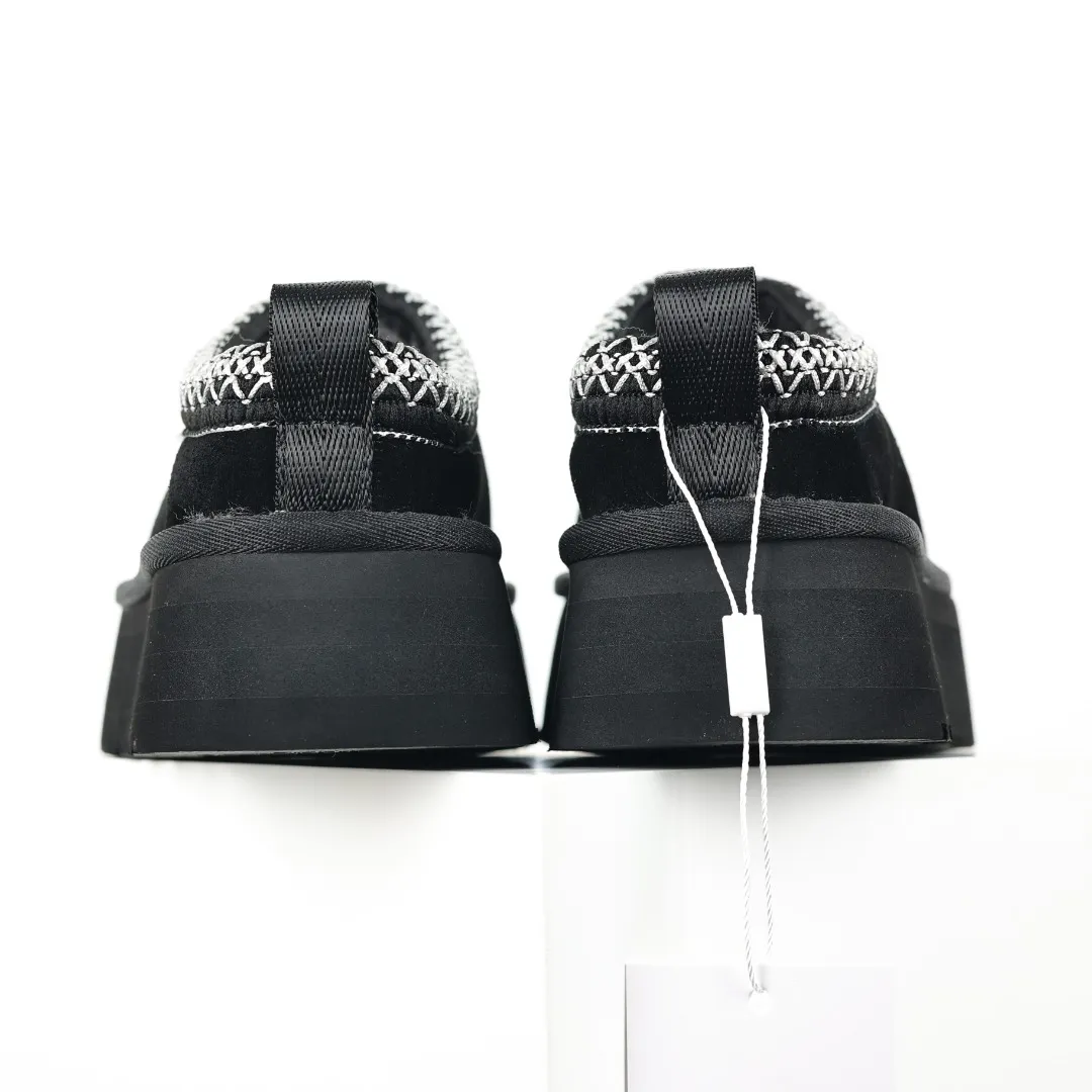 Copy price 💰560 Core recommendation of good price 5cm thick sole, independently developed original outsole, cashmere insole, keeping warm in winter, suitable for home use. In the new year, uug launched a style series, which is partially geared towards the preferences of young consumers. It has also moved to the forefront of fashion trends. Shoe body material, water-repellent coated suede upper, 17 mm UGGPURE™ implanted wool insole, lightweight non-slip and comfortable rubber outsole, with brand LOGO and trademark, with full package Size: 35 36 37 38 39 40
